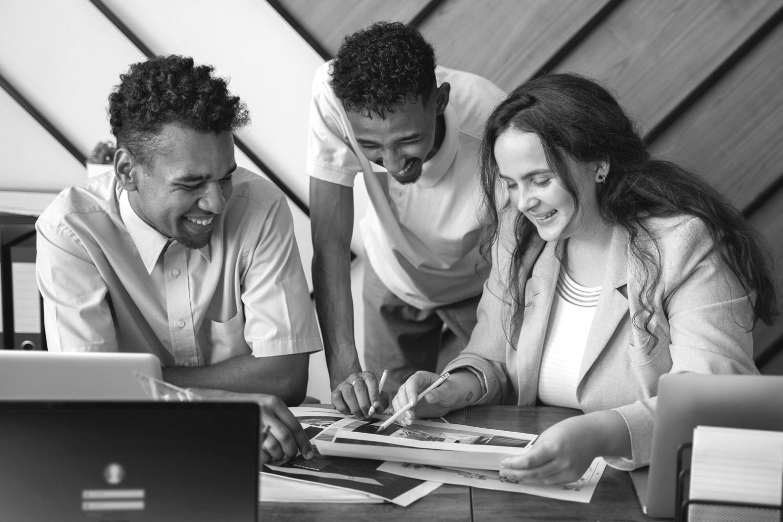 Teamarbeit an Finanzprojekten